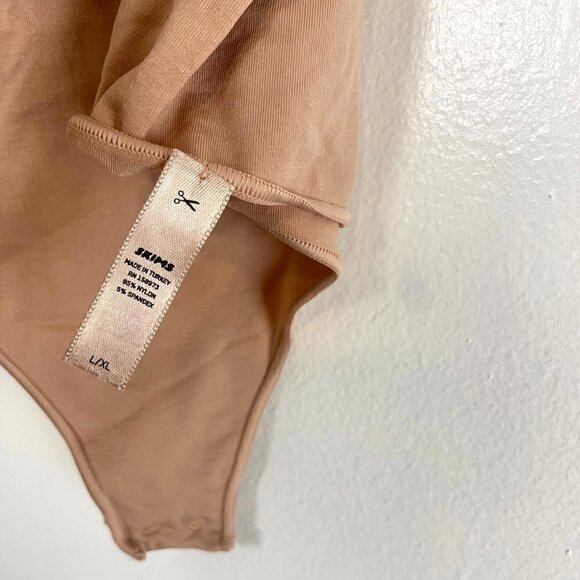 SKIMS Essential T-Shirt Thong Bodysuit in Sandstone Large/X-Large - Picture 4 of 8